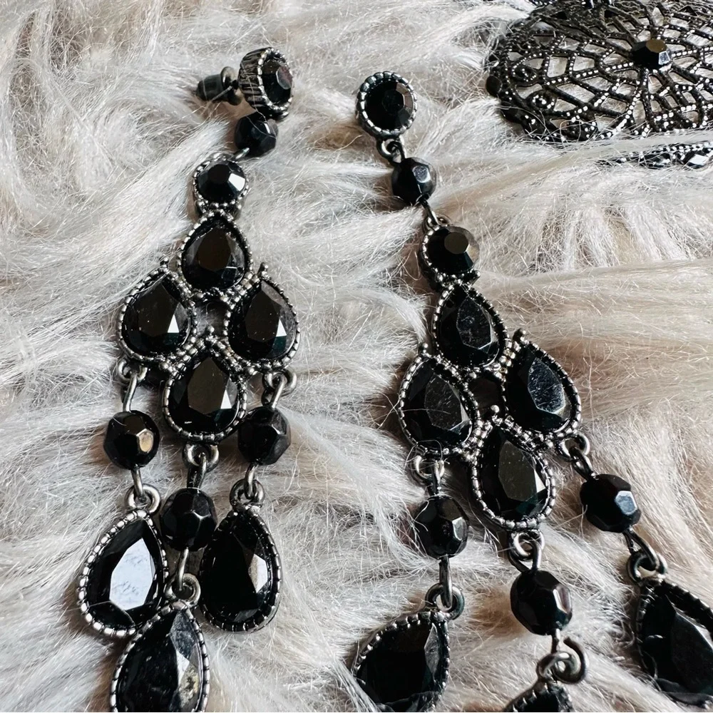 Set of two black earrings